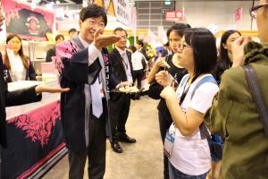 香港「ＦｏｏｄＥｘｐｏ２０１５」でトップセールス