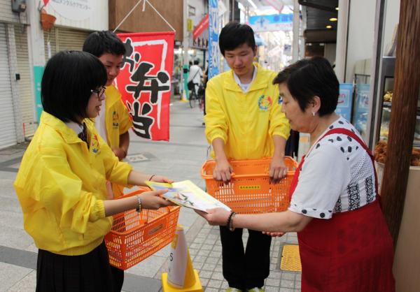 インターハイ、商店街でも盛り上げて！　～高校生がチラシを配付～