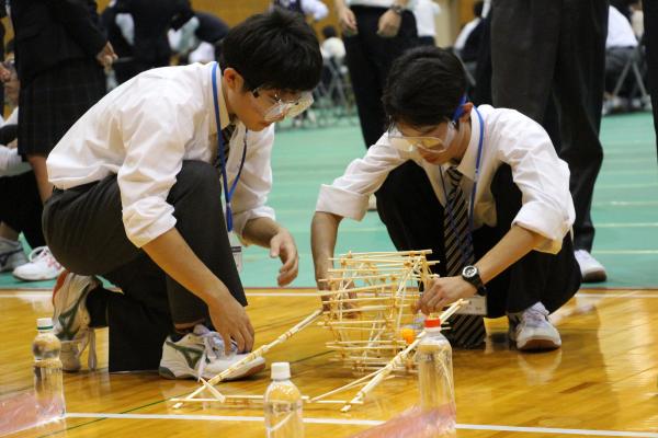 割りばしと輪ゴムを使い、真っ直ぐに走る車を作製する「割りばしCarレース」（「科学トライアスロン」の一つ）