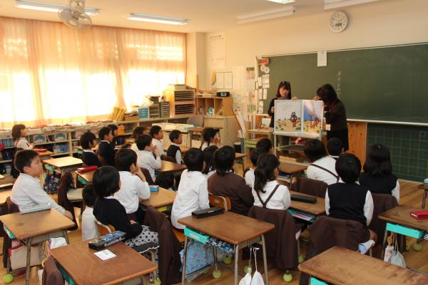 「読み語り」。落ち着いた雰囲気の中、一日がスタートします