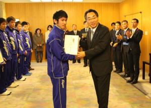 紀の国わかやま大会 ソフトボール競技岡山県選手団が宮地副知事へ優勝報告 岡山県ホームページ 公聴広報課