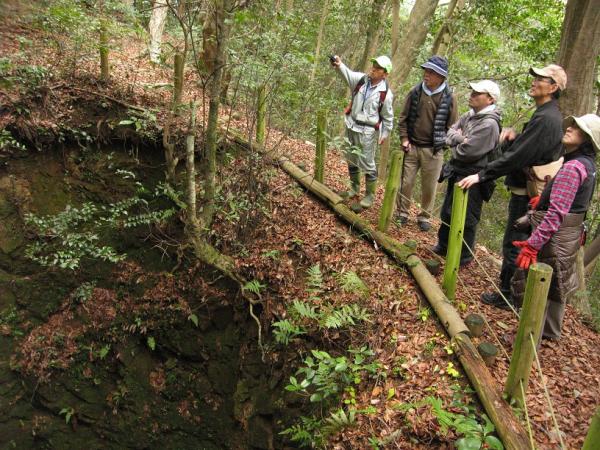 「天守の井戸」の説明を受ける参加者