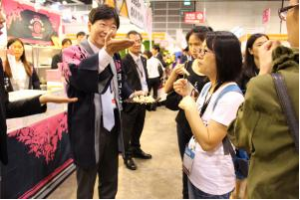 香港「ＦｏｏｄＥｘｐｏ２０１５」でトップセールス1