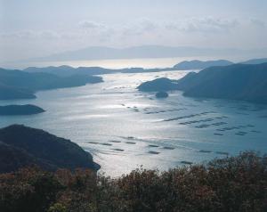 瀬戸内の島々とカキ筏