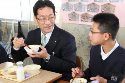 本日の献立・石狩鍋を児童と会食する内田教育次長