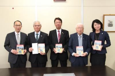 先人のこと、漫画で学んで ~『山田方谷物語』贈呈~