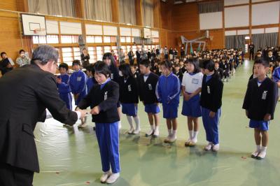 代表の児童に賞状が授与されました（勝央町立勝央北小学校）