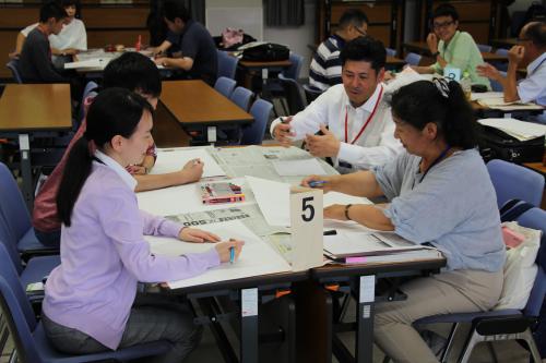 参加者がグループに分かれてプレゼンを作成