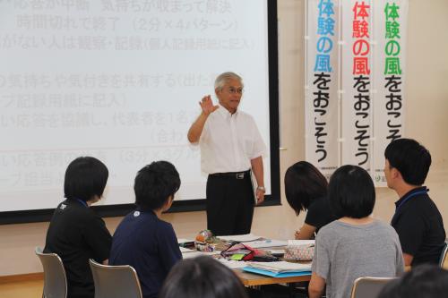 新規採用教員にメッセージを送る竹井県教育長