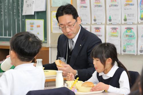 給食をとる内田次長