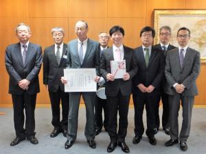 岡山県交通安全対策協議会への交通安全用品贈呈式の集合写真