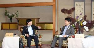岡山・広島両県知事会議で両知事が対話している写真