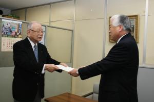 中島会長から建議を受け取る門野県教育長（右）
