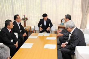 岡山県税制懇話会報告書の受取