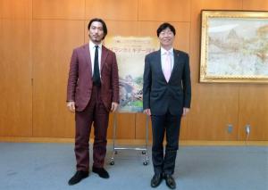 長谷井監督が知事を表敬訪問した際の写真