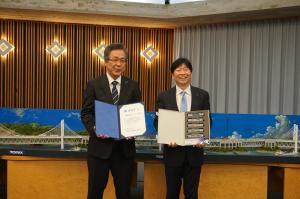 瀬戸大橋開通３０周年記念の公認認定書を授与した際の写真