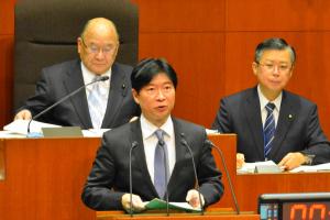 予算総括協議会　知事写真