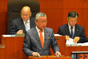 予算総括協議会　上田勝義議員写真