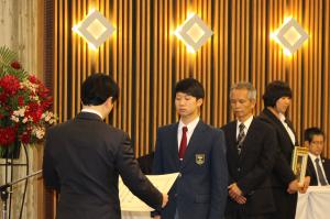 岡山県トップアスリート賞等表彰式で表彰状を授与する伊原木知事の写真