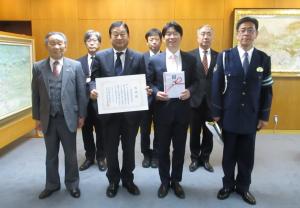 交通安全啓発資材整備費の贈呈式の集合写真