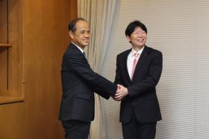 岡山市長が知事を訪問した際の写真