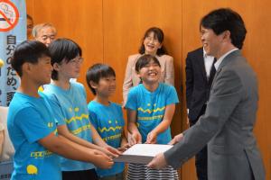 岡山県禁煙問題協議会が知事を表敬訪問した際の写真