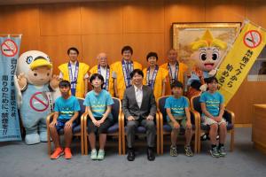 岡山県禁煙問題協議会が知事を表敬訪問した際の集合写真