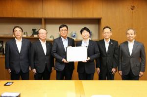 三菱自動車工業との連携協定締結式