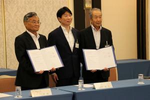 岡山県立大学と岡山県商工会議所連合会との包括連携協定締結式