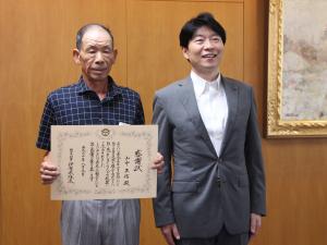 山中正信さんと知事との写真