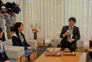カルビーポテトチップス岡山県の味を試食する伊原木知事の写真