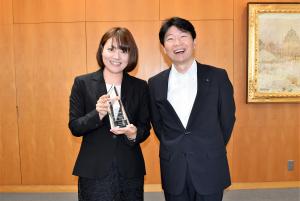 岡山県フィルムコミッション協議会の妹尾氏が知事を訪問した際の写真