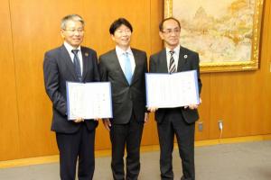 豪雨災害義援金贈呈式〔日本生活協同組合連合会・おかやまコープ〕