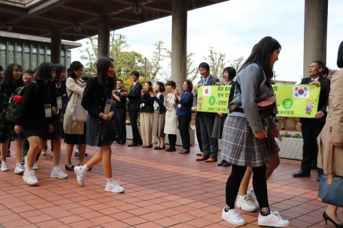 県庁前広場で歓迎