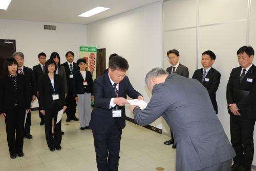 委嘱状を手渡す鍵本県教育長