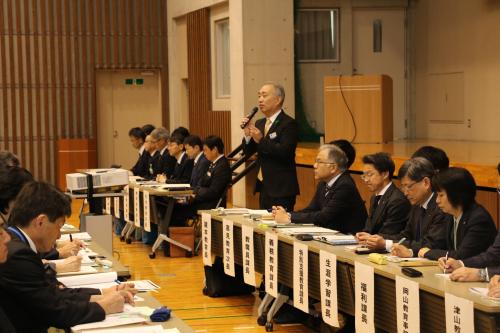 公立の小中学校長に対して今年度の基本方針を説明する鍵本県教育長