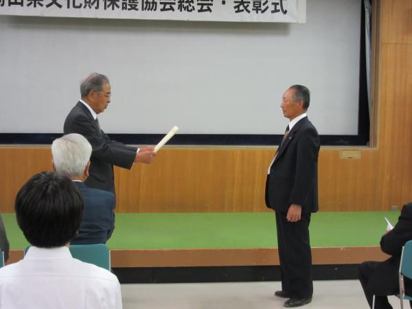 ▲南智県文化財保護協会長（写真左）から表彰を受ける布施神社行事保存会会長築山健氏