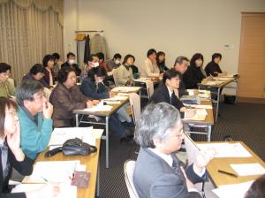 先生のお話を熱心に聞いている参加者のみなさん