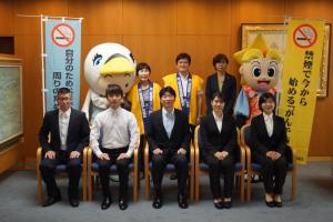 岡山県禁煙問題協議会の関係者らが知事を表敬訪問した写真