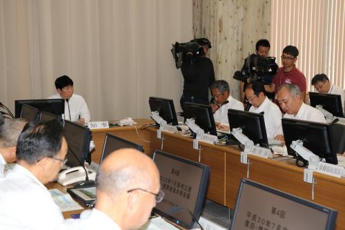 ▲教育委員会の取組について説明する鍵本県教育長(右端)