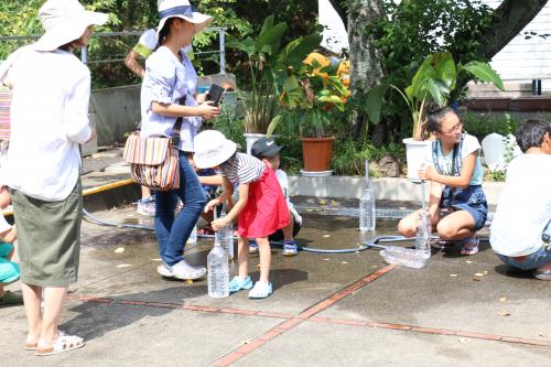 ▲管から水が噴き出る自動噴水