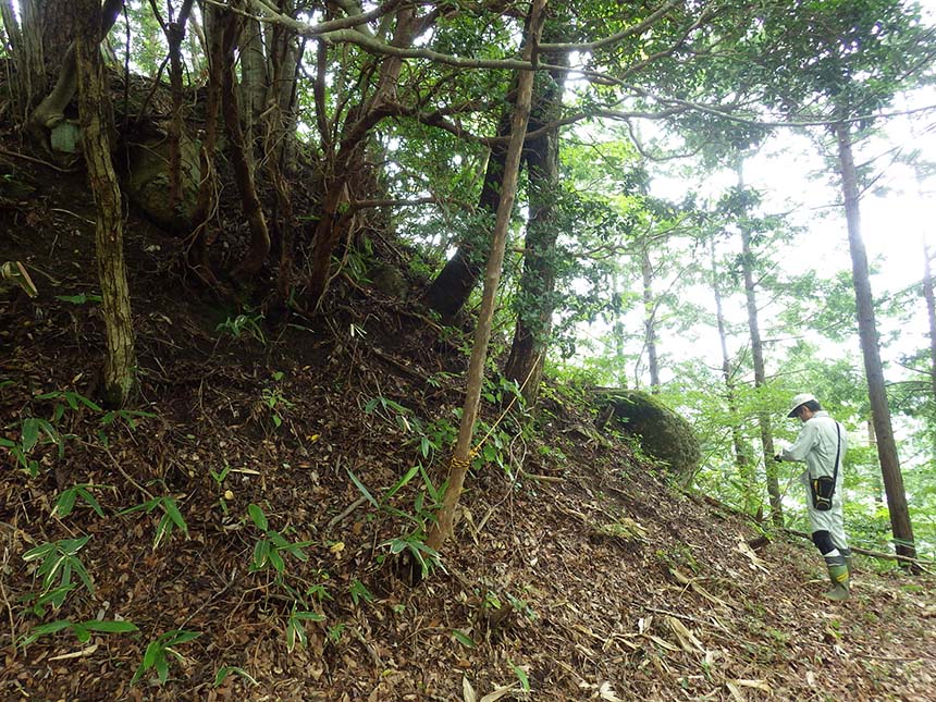 飯山城跡の切岸