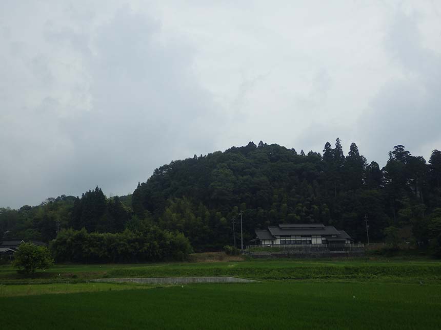 淡相城跡と歌舞伎芝居小屋の遠景（北から）