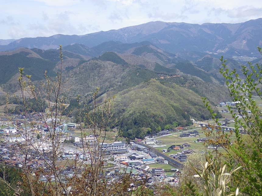 小原山王山城跡の遠景（竹山城跡から）