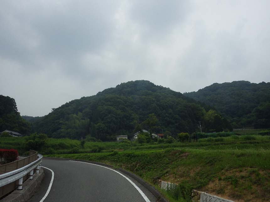 「藤沢城」がある備前と備中の国境の山（吉備中央町）
