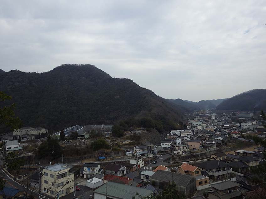 三石城跡と三石の町並み（南西から）