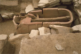 畑の平７号墳の石室と陶棺