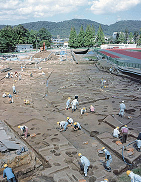 調査中の津島遺跡