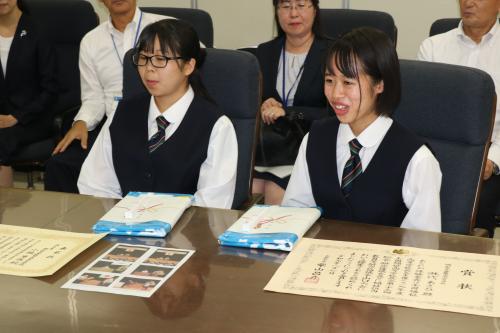 ▲県立倉敷中央高校の淋代さん（右）と小林さん（左）