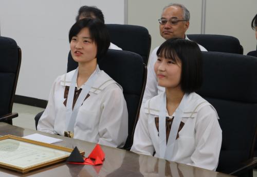 ▲県立岡山南高校の守本さん（右）と藤田さん（左）